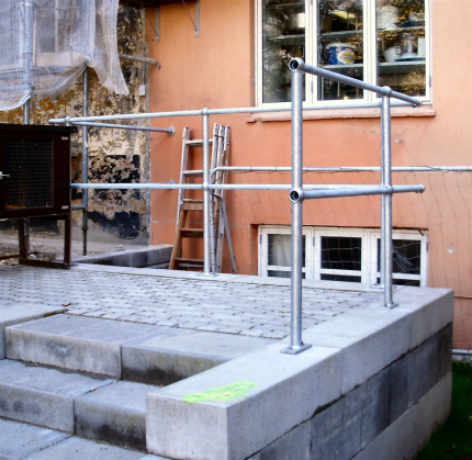 Park-Gelnder er frdige balustre med gennemfringer i kuglefacon, hvori hndliste-rr og knliste-rr fastgres. Park-Gelnder rrene samles og fastholdes i kuglen. Park-Gelnder materiale: galvaniseret stl, rustfrit stl og aluminium. Park-Gelnder afslutningsstykke leveres srskilt.