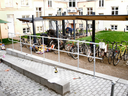 Park-Gelnder er frdige balustre med gennemfringer i kuglefacon, hvori hndliste-rr og knliste-rr fastgres. Park-Gelnder rrene samles og fastholdes i kuglen.