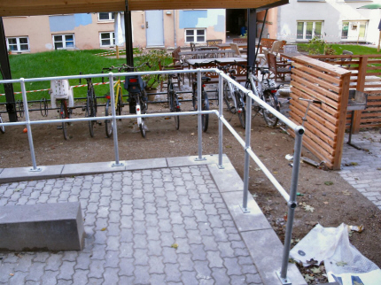 Park-Gelnder er frdige balustre med gennemfringer i kuglefacon, hvori hndliste-rr og knliste-rr fastgres.