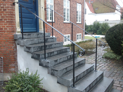 Helt-enkelt sort Smedejerns gelnder: Hjde 900 mm Stolper 2x3 stk. 30 mm massiv smedejern. Hndliste massiv smedejernsprofil. Varm-galvaniseret og pulverlakeret sort RAL. Fastgring i mur + trappetrin m. limankre 