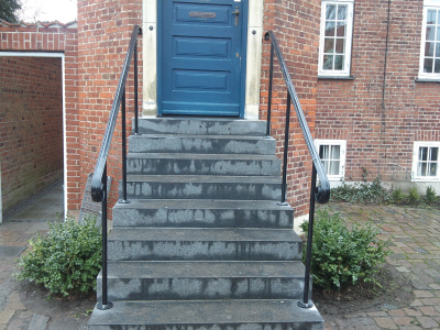 Sort Smedejerns gelnder: Hjde 900 mm Stolper 2x3 stk. 30 mm massiv smedejern. Hndliste massiv smedejernsprofil. Fastgring i mur + trappetrin m. limankre.