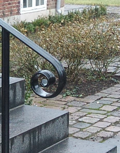 sort Smedejerns gelnder: Hndliste+afslutning i massiv smedejernsprofil. Varm-galvaniseret og pulverlakeret sort RAL.