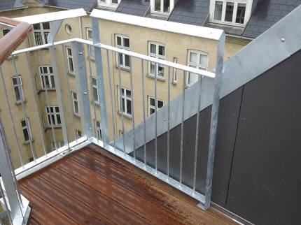 Tagterrasse, galvaniseret gelnder / rkvrk, her fr tr-hndliste.