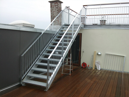 Tagterrasse, galvaniseret trappe og gelnder / rkvrk.