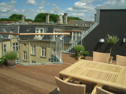 Tag-terrasse, IPE-terrasse-brædder, galvaniseret rækværk m. IPE hårdttræ træ-håndliste.