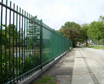 Balusterhegn msi-BH-401 Balusterfelt moduler: Af to vandrette st�lprofiler 50x30/25x2 mm. Balusterhegn h�jde 1000 � 2000 mm med � 25 mm balustre pr. 150 mm c/c. Balusterhegn h�jde 2500 mm med � 30 mm balustre pr. 150 mm c/c. Balustertoppe er afsk�ret i 45� vinkel. Alt jern er varmgalvaniseret efter forarbejdning.