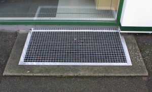 Lyskasseriste foran k�ldervinduer ved villa�r, etageejendomme. Riste der pga. lyskasseristen`s �bne gitter struktur, tillader dagslys at passere til k�lderrum 